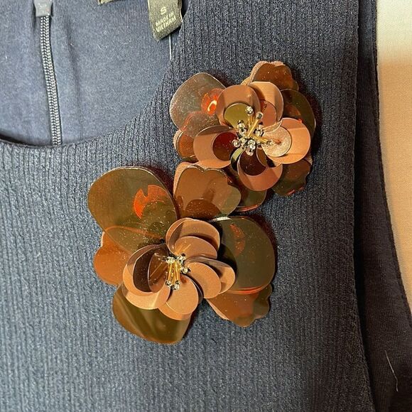 Banana Republic Flower Broach Crepe Navy Top. Size Small. - Picture 4 of 10